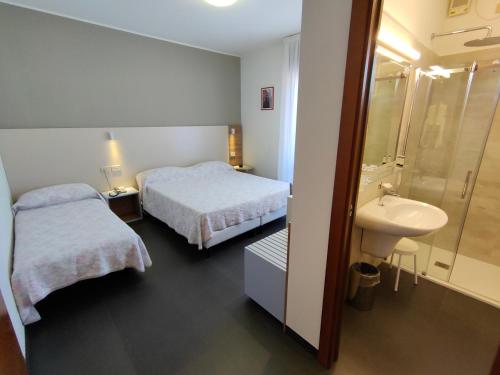 Un pat sau paturi într-o cameră la Hotel Coppe Jesolo