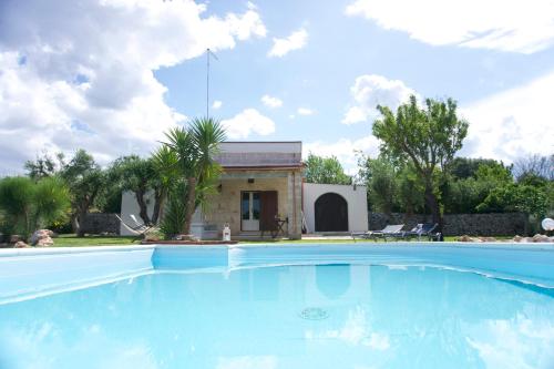 La alberca dentro o cerca de Terra Sessana Ville e Trullo con piscina privata