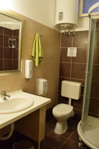 uma casa de banho com um WC e um lavatório em Old Town Hostel Split em Split