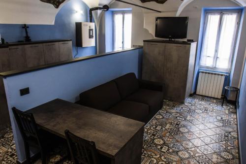 a living room with a couch and a table at LA CASA BLU DI VEZZARGO in Badalucco
