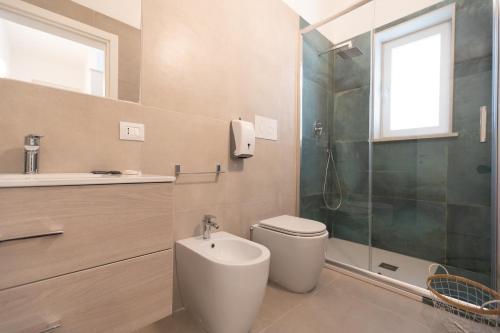 a bathroom with a toilet and a shower and a sink at Venti di Brucoli in Brucoli