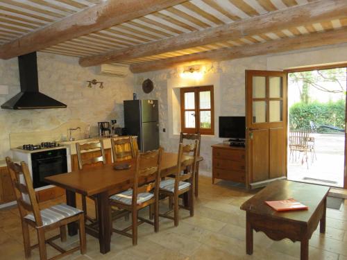 une cuisine et une salle à manger avec une table et des chaises dans l'établissement Le mazet du mas, à Tarascon