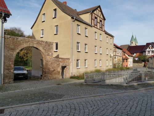 an old stone building with an arch in a street at harz-traum.2 in Gernrode - Harz