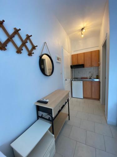 uma pequena cozinha com uma mesa num quarto em Rooms Chrysoula em Nea Vrasna