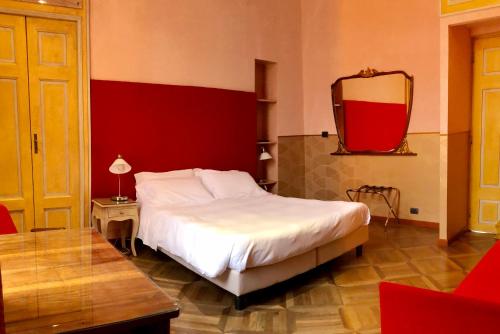 Un pat sau paturi într-o cameră la B&B Saluzzo Paesana 1718