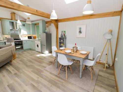 a kitchen and dining room with a table and chairs at Goose Lodge in Shipston on Stour