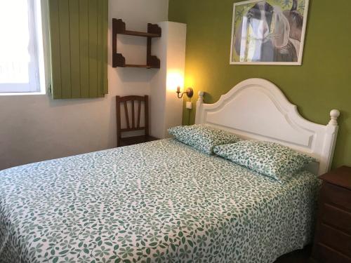 Un pat sau paturi într-o cameră la Casas da Loureira - Casa do Agostinho