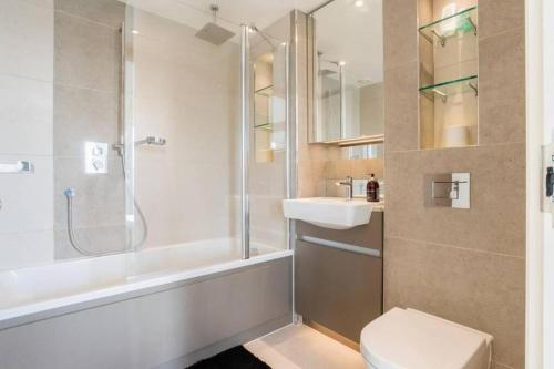 Ένα μπάνιο στο Luxury river side penthouse