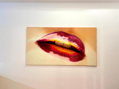 シラクーサにあるCasa Auroraの赤唇の壁画
