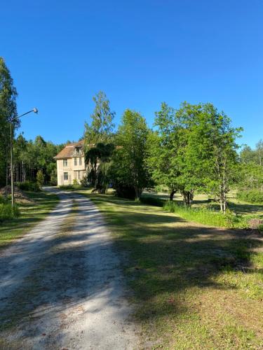 an empty road in front of a house at Bergsgården Hotell & Konferens in Bergsgården