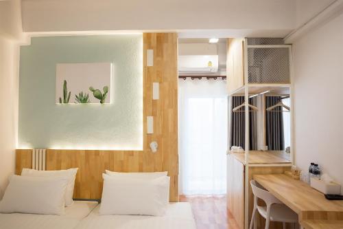 uma sala de estar com almofadas brancas e uma mesa em The Cozy Hotel em Loei