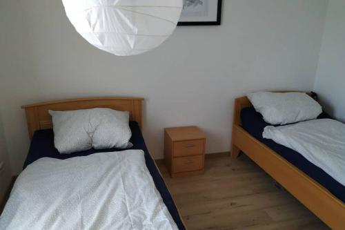1 dormitorio con 2 camas individuales y lámpara en Märzenburghof en Kaufbeuren