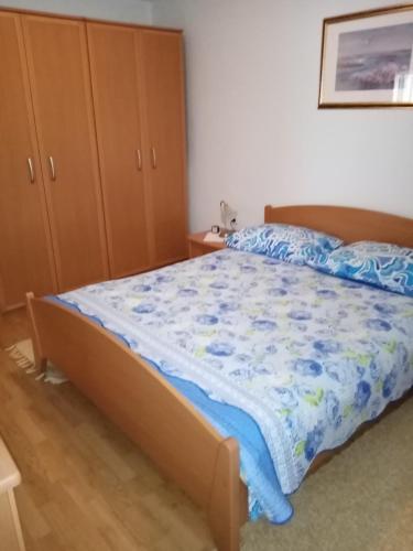 a bedroom with a bed and a dresser at Kuća za odmor Mendez in Labin