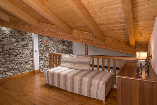 a bedroom with a bed and a wooden ceiling at PICCOLA VILLA nel Centro Storico in Arona
