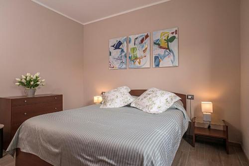 a bedroom with a bed with two pillows at PICCOLA VILLA nel Centro Storico in Arona