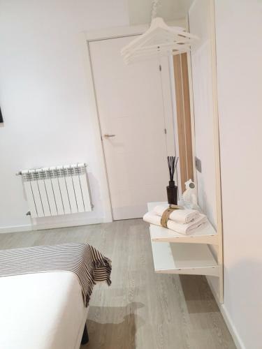 アリカンテにあるCasaMila Guest Houseのベッドと鏡のある白い寝室