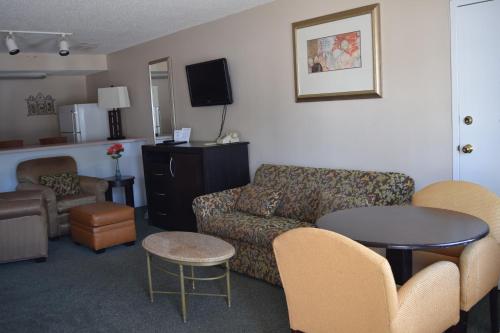 a living room with a couch and a table at The Cullars Inn in Lincolnton
