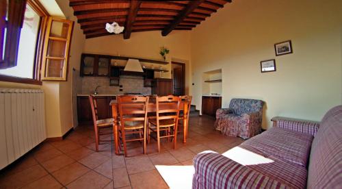 een woonkamer met een keuken en een tafel en stoelen bij Agriturismo Il Palazzo in Pergine Valdarno