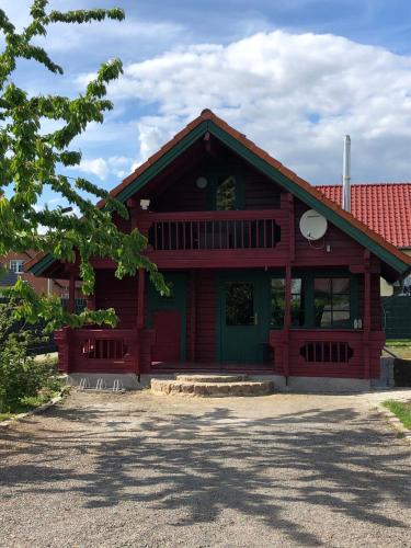 una gran casa de madera con techo rojo en Ferienhaus Sterling, en Luckau