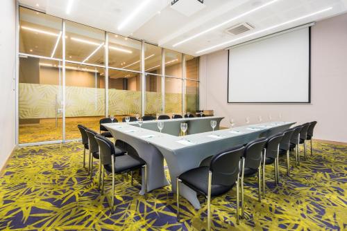 a conference room with a long table and chairs at Holiday Inn Cúcuta by IHG in Cúcuta