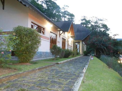 a house with a cobblestone street in front of it at Pousada Pouso do Barão in Domingos Martins