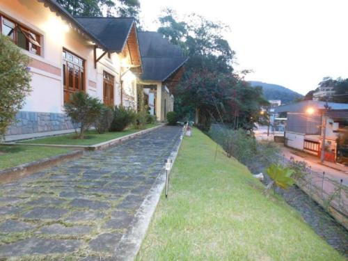 a cobblestone street in front of a house at Pousada Pouso do Barão in Domingos Martins