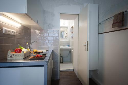 柏林的住宿－Altbauwohnung mit 3 Bädern (PB6)，一个带水槽的小厨房和一间浴室