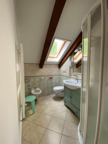 a bathroom with a sink toilet and a window at Il ritrovo delle Volpi in Agerola