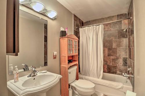 ein Badezimmer mit einem Waschbecken, einem WC und einer Badewanne in der Unterkunft Hip Midtown Detroit Hub, Walk to Woodward Ave in Detroit