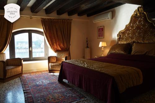 Schlafzimmer mit einem Bett und einem Fenster in der Unterkunft Granda Sweet Suites in Venedig