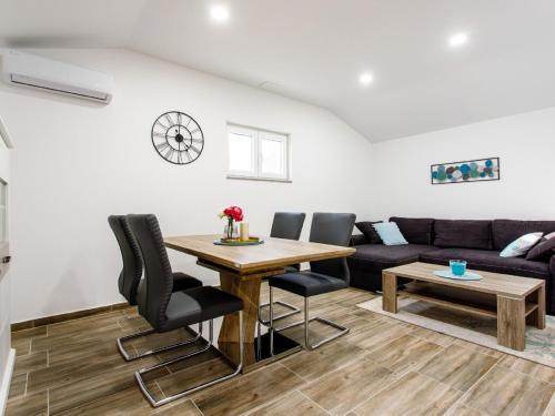 Χώρος καθιστικού στο Holiday Home Neoric with Heated Pool