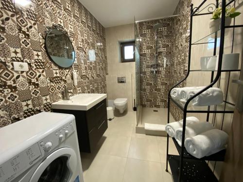 ママイア・ノルドにあるApartments Coquetteのバスルーム(洗濯機、乾燥機付)