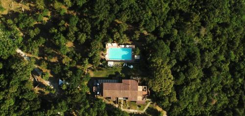 an overhead view of a house in a forest at Agriturismo e Glamping Serraiola Alta in Frassine