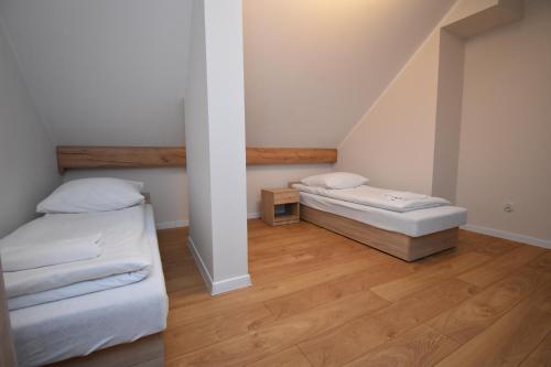 מיטה או מיטות בחדר ב-Apartamenty Pod Skalitem