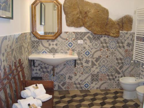 ein Badezimmer mit einem Waschbecken, einem WC und einem Spiegel in der Unterkunft In Vacanza a Gaeta - B&B L'Elica in Gaeta