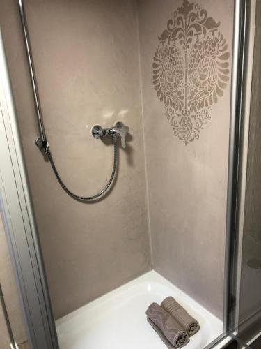 La salle de bains est pourvue d'une douche et d'une serviette. dans l'établissement Daddy's home, à Hargesheim