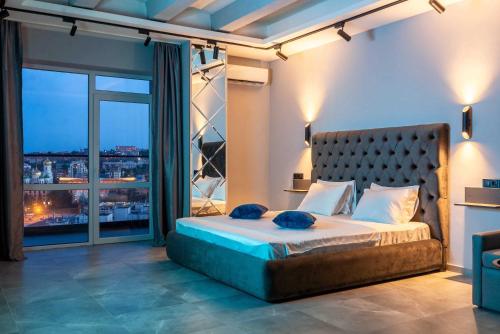 een slaapkamer met een bed en een groot raam bij European Apartments, Most City Area in Dnipro