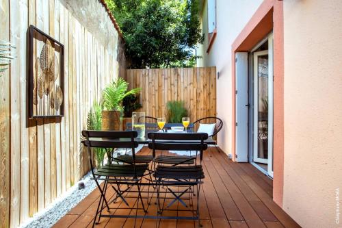 un patio avec une table et des chaises sur une terrasse dans l'établissement Life&Travel - Studio Cosy - Parking - Terrasse, à Bordeaux
