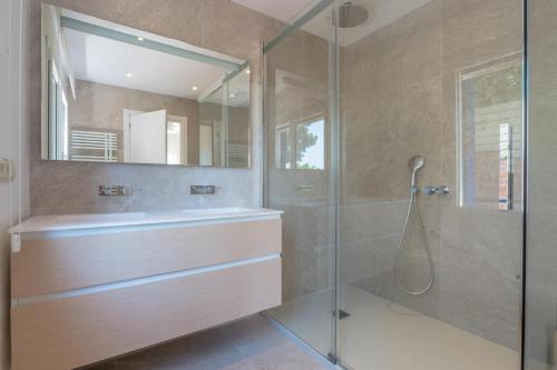 La salle de bains est pourvue d'une douche, d'un lavabo et d'un miroir. dans l'établissement L-3 CALELLA DE PALAFRUGELL 5/ 6 PAX, à Calella de Palafrugell