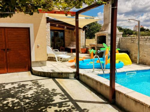 Bazén v ubytování Luxury apartment Alba with pool nebo v jeho okolí