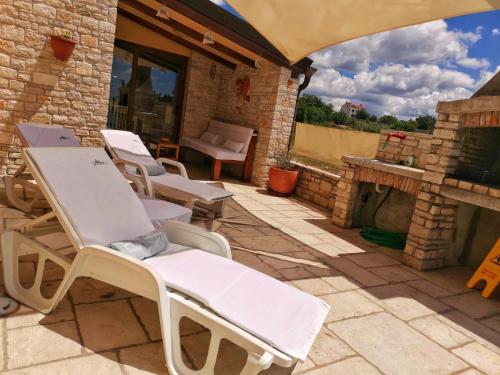 Balkón nebo terasa v ubytování Luxury apartment Alba with pool