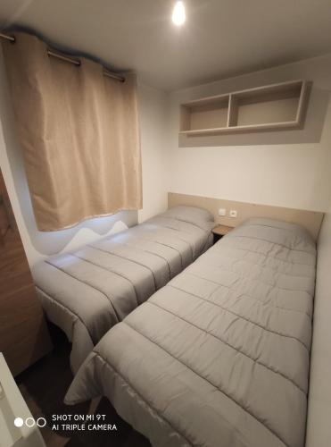 カネ・アン・ルシヨンにあるMAR ESTANGの窓付きの小さな部屋のベッド2台