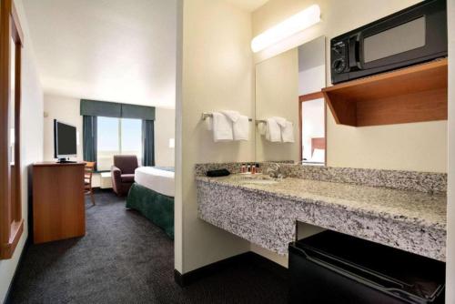 Imagen de la galería de Travelodge by Wyndham Bill WY Thunder Basin Ntl Grassland, en Bill