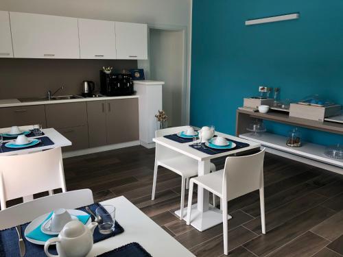 een keuken en eetkamer met een tafel en stoelen bij B&B Alma Garda Lake in Peschiera del Garda