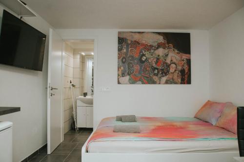 - une chambre avec un lit et une peinture murale dans l'établissement Studio Pod hruško, à Kobarid