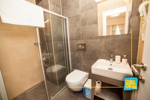 uma casa de banho com um chuveiro, um WC e um lavatório. em NİLİA BUTİK OTEL em Çanakkale