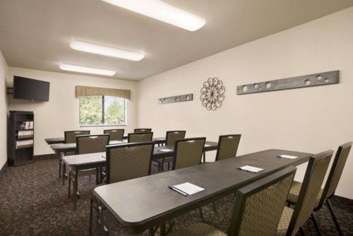 a dining room with tables and chairs in a room at Travelodge by Wyndham Brunswick near Fredrick in Brunswick