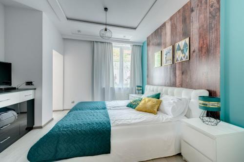 ein Schlafzimmer mit einem weißen Bett und einer Holzwand in der Unterkunft Prime Apartments - Forest Dream in Sopot