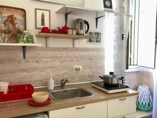 una cucina con lavandino e piano di lavoro di Casa Coco a Lecce