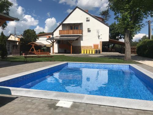 Imagen de la galería de Famvarga Apartmanház, en Balatonfenyves